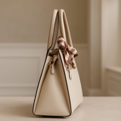 Borsa a spalla elegante beige con foulard e chiusura gioiello dorato – Alessia Massimo laterale